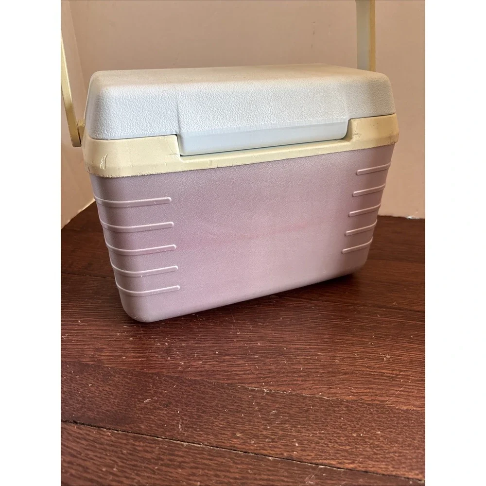 RARE Rubbermaid Lavender Pearl Accents Cooler Model 2901 Holds 3‎ Cans Or Lunch